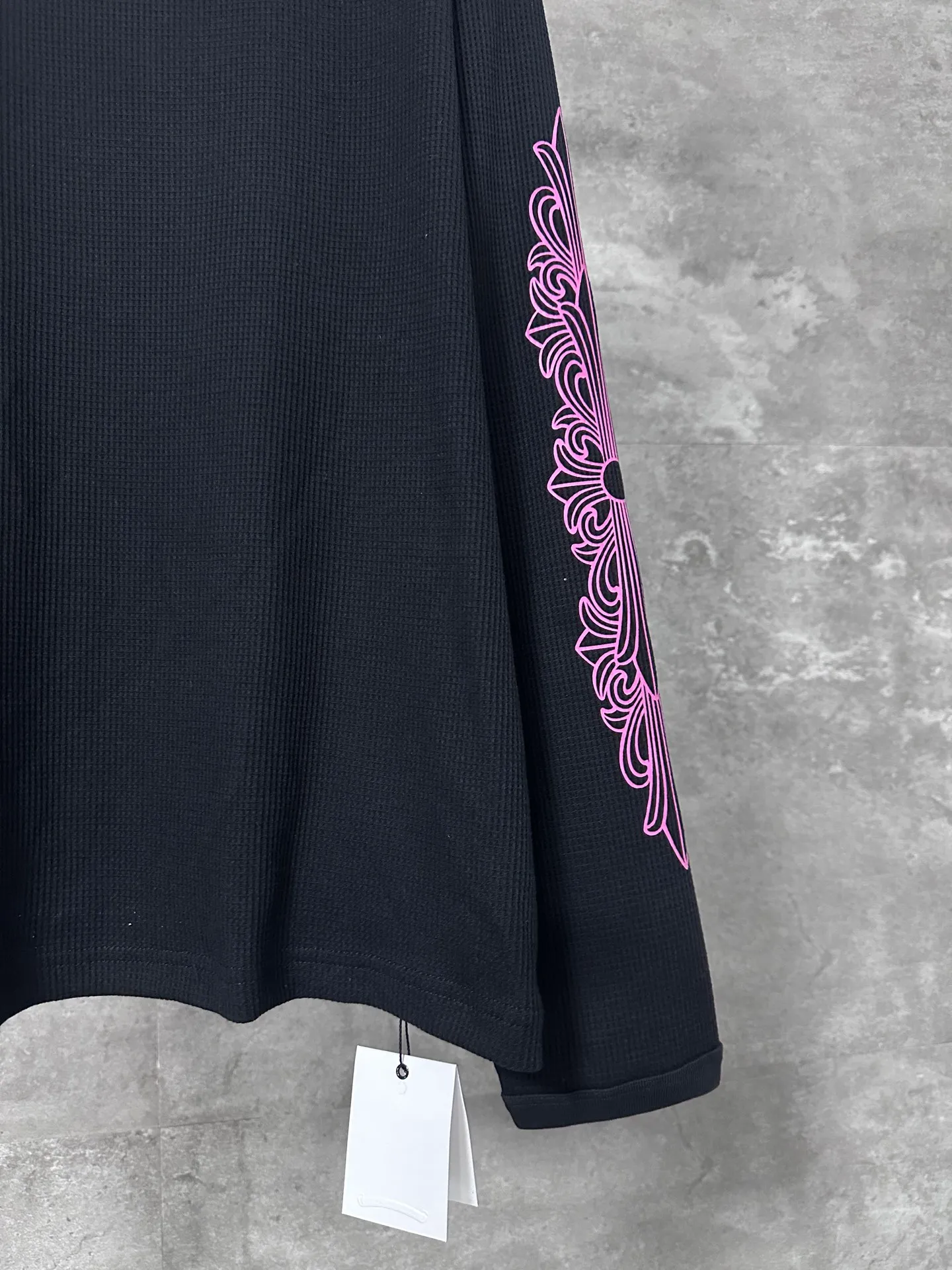P230 💰 Chrome Hearte/Chrome Heart 25SS New Pink Letter Sanskrit Waffle Long Sleeve CH New Pink Letter Sanskrit Waffle Long Sleeve. Full size shipped. The original version was purchased from Hangzhou National Specialty School for 18000. The fabric is made of 280 grams of cotton waffle material. The printing uses white ink heat transfer technology. Piece cutting + garment printing. (piece pressing + semi-finished product machine pressing). Customized accessories. Same style for men and women. Work details and texture are very good Size: S M L